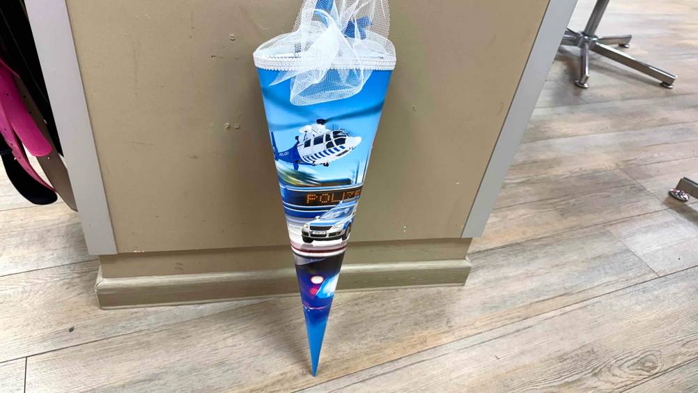 Eine getestete Schultüte für Jungs vor einer Wand auf dem Boden stehend.