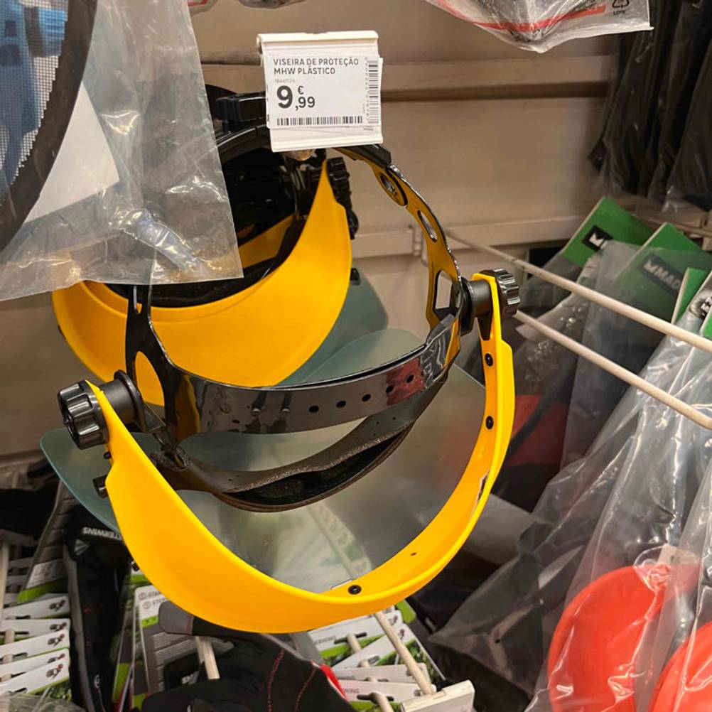 Die getestete Schutzbrille für Brillenträger wird im Laden angeboten.