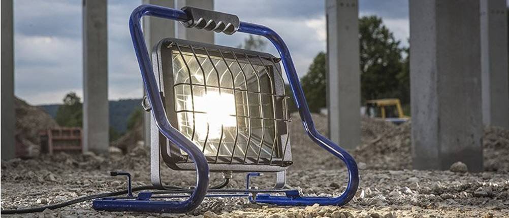 Ein LED-Fluter steht auf einer Baustelle