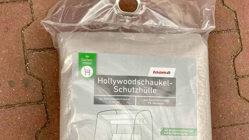 Schutzhülle (Hollywoodschaukel) getestet: Nahaufnahme des Logos und der Artikelbezeichnung auf der Packung.