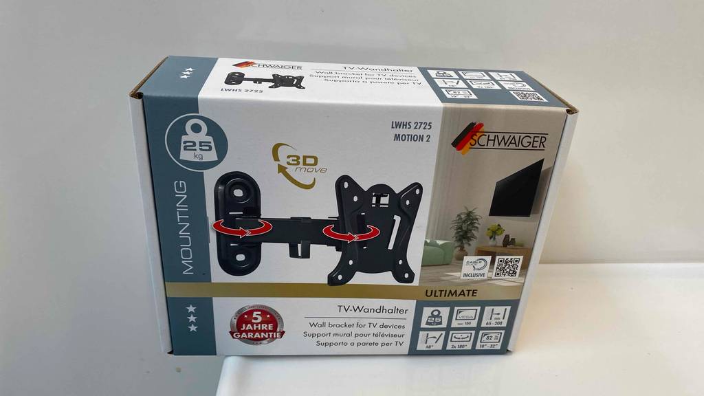 TV-Wandhalterung getestet: Verpackung einer TV-Wandhalterung für 25 kg schwere Bildschirme von Schwaiger steht auf einer hellen Oberfläche.
