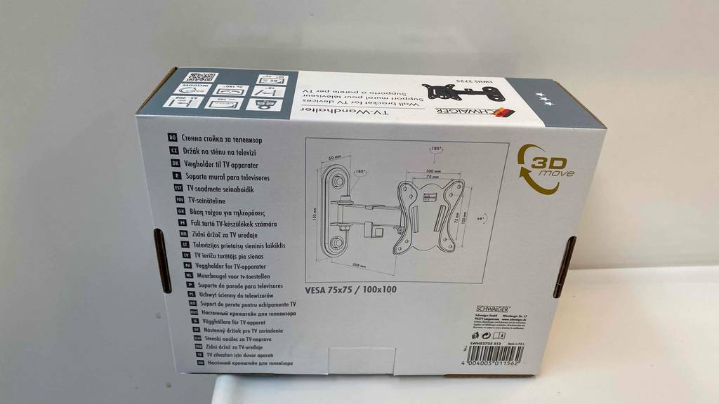 Rückwärtige Ansicht der weißen Verpackung für 3D Move TV-Wandhalterung im Test, die vor einer weißen Wand steht.