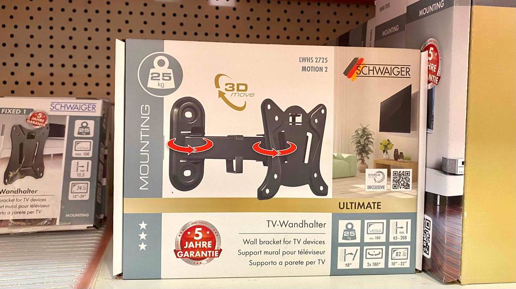 TV-Wandhalterung im Test: Verpackung einer TV-Wandhalterung für 25 kg schwere Bildschirme von Schwaiger steht in einem Verkaufsregal.