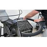 Ein Schwalbe Marathon Plus MTB HS468 Reifen wird vom Laufrad entfernt. Eine Hand löst die Reifenflanke vom Felgenhorn.