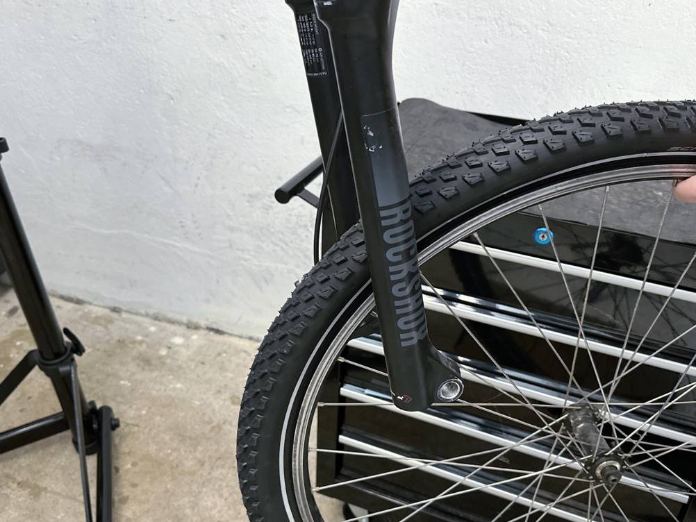 Ein montierter Schwalbe Marathon Plus MTB HS468 Reifen ist im Vorderrad eines Mountainbikes zu sehen. Die Seitenstollen sind klar erkennbar.