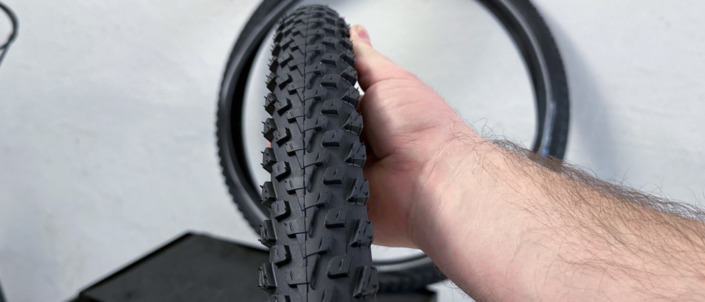 Das Profil des Schwalbe Marathon Plus MTB HS468 nach der Fahrt. Die Oberfläche ist sauber und unbeschädigt.