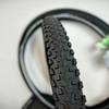 Nahaufnahme des Profils vom Schwalbe Marathon Plus MTB HS468. Das Bild zeigt den Übergang zwischen Mittel- und Seitenstollen.