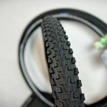 Nahaufnahme des Profils vom Schwalbe Marathon Plus MTB HS468. Das Bild zeigt den Übergang zwischen Mittel- und Seitenstollen.