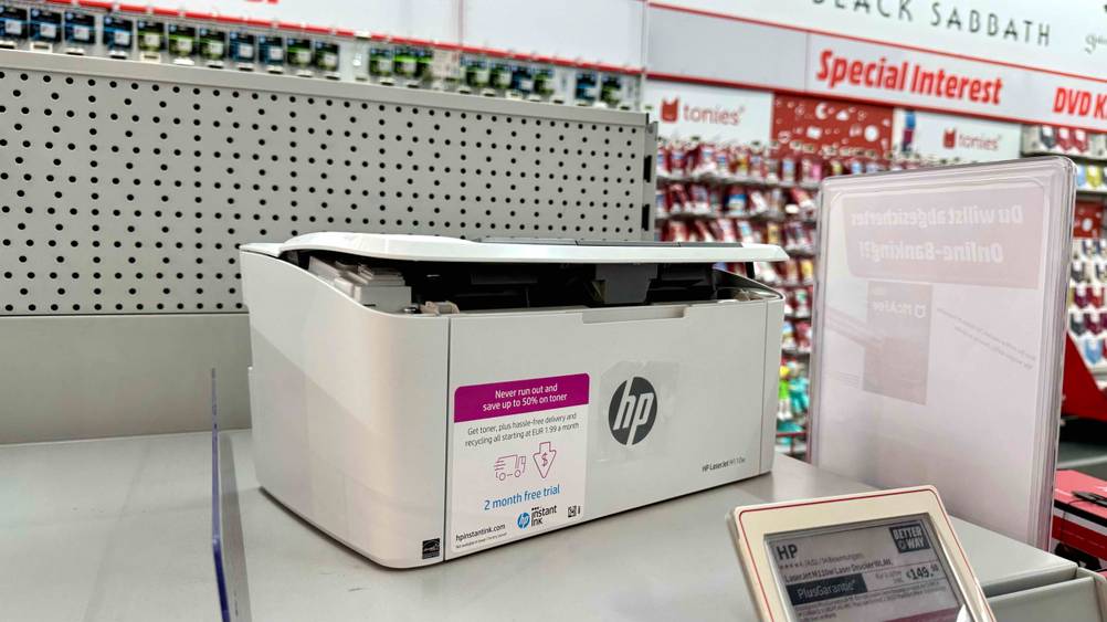 Getestet: Ein Schwarz-Weiß-Laserdrucker von schräg seitlich in einem Verkaufsregal mit Preisangaben.