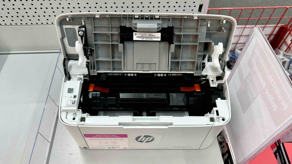 Ein geöffneter Schwarz-Weiß-Laserdrucker von oben auf einem Verkaufsregal.