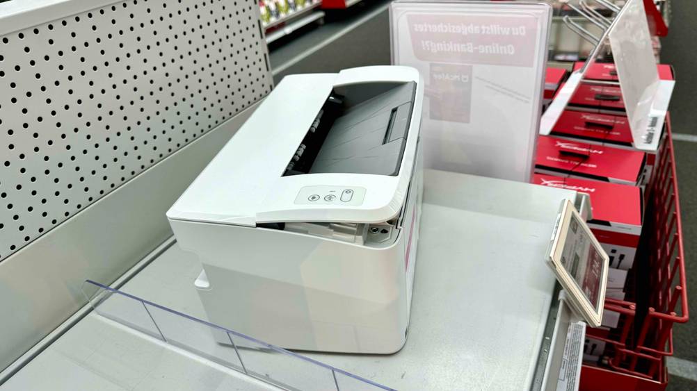 Schwarz-Weiß-Laserdrucker getestet: Ein Gerät von schräg oben mit Bedienelementen.
