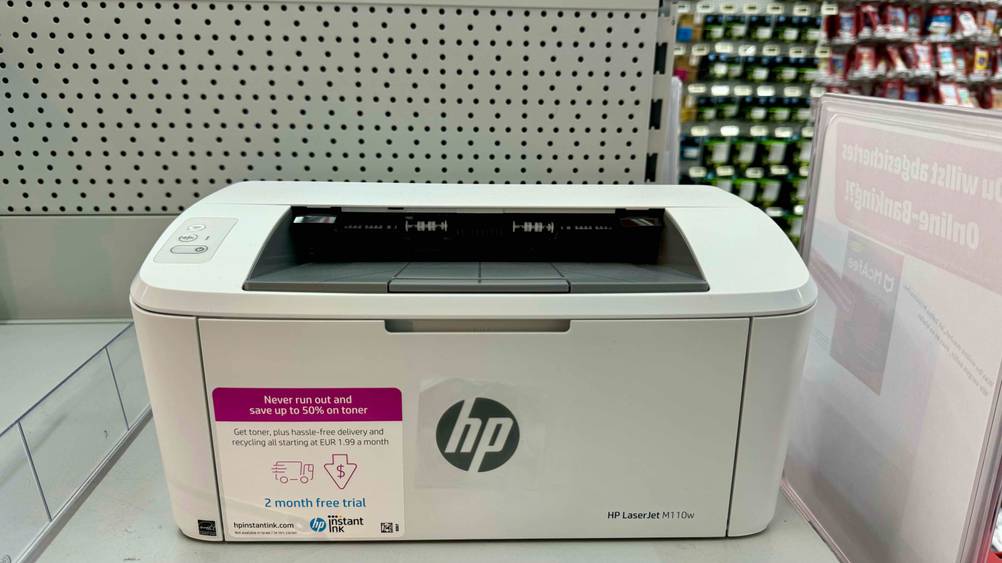 Ein getesteter Schwarz-Weiß-Laserdrucker von vorne in einem Verkaufsregal.