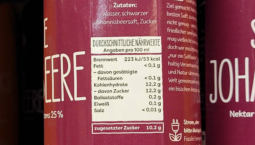 Schwarzer Johannisbeersaft im Test: Nahaufnahme der Nährwerte.