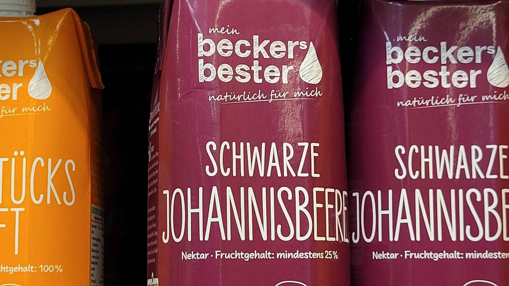 Schwarzer Johannisbeersaft getestet: Nahaufnahme der Vorderseite der Verpackung mit Logo und Artikelbezeichnung.