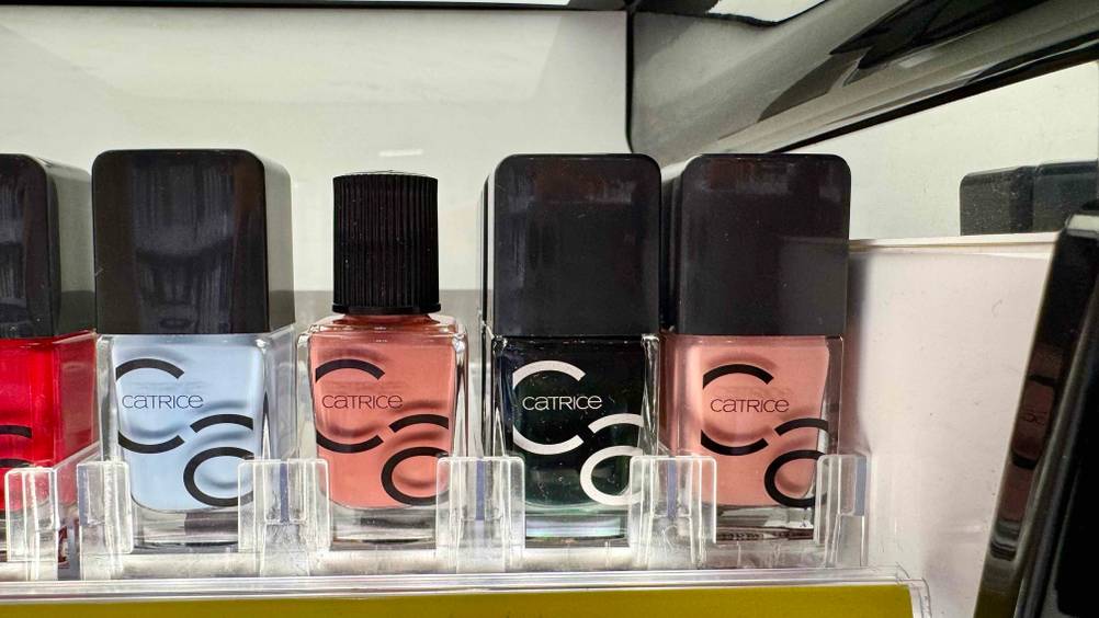 Schwarzer Nagellack getestet: Ein Fläschchen neben anderen Farben in einem Verkaufsregal.