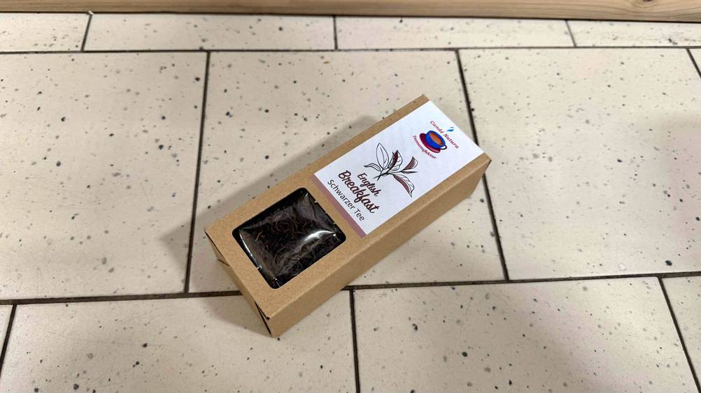Schwarzer Tee getestet: Eine Packung liegt leicht schräg auf einem hellen Boden.