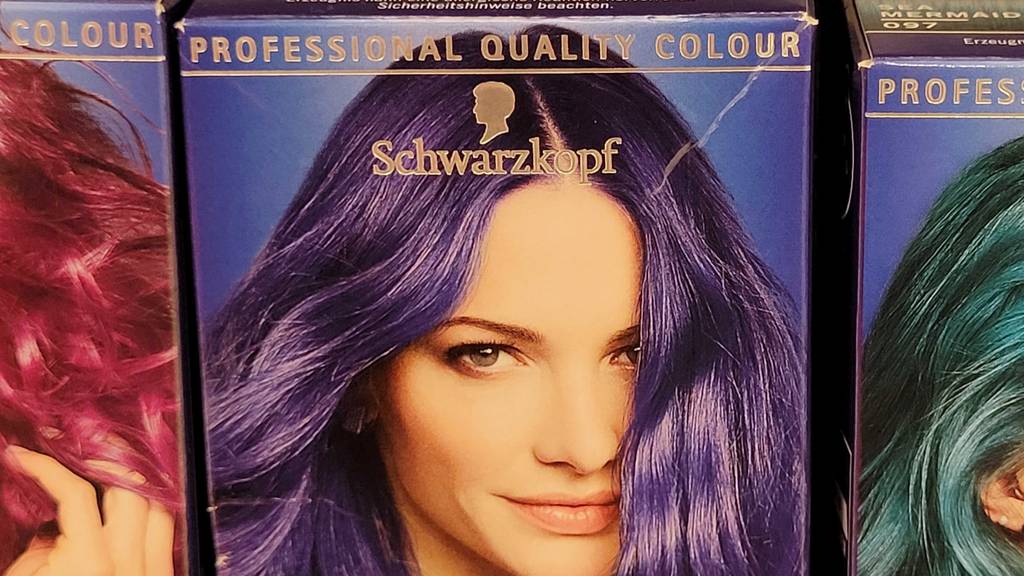 Auf der Verpackung von getesteter blauer Haarfarbe ist das Markenlogo auf dem Haarmodel aufgedruckt.