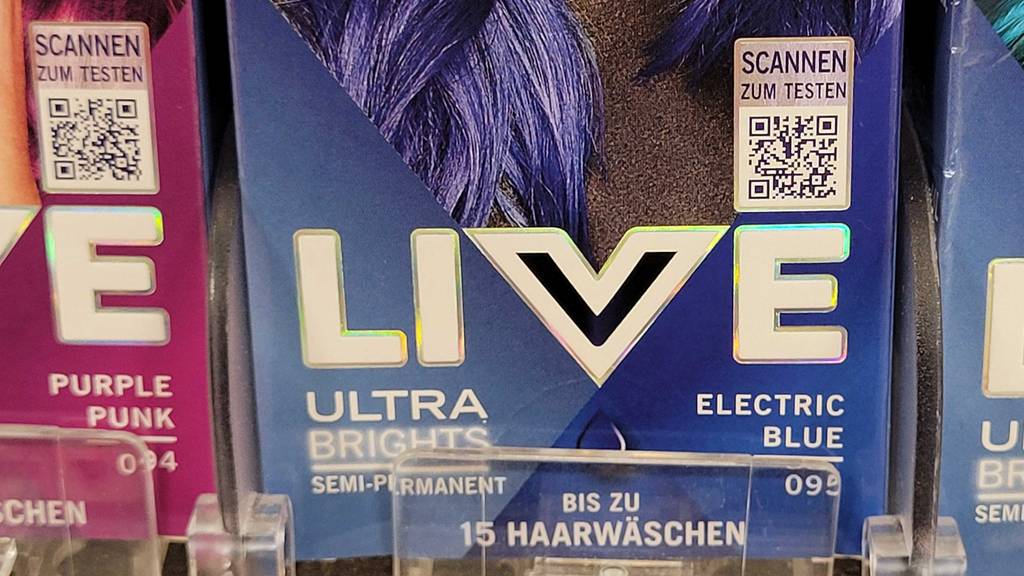 Auf der Verpackung von getesteter blauer Haarfarbe ist ein QR-Code.