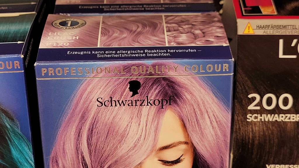 Lila Haarfarbe getestet: Auf der Oberseite der Verpackung steht eine Hinweis zu allergischen Reaktionen.