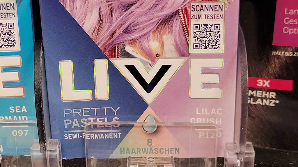 Auf der Verpackung von getesteter lila Haarfarbe ist ein QR-Code.