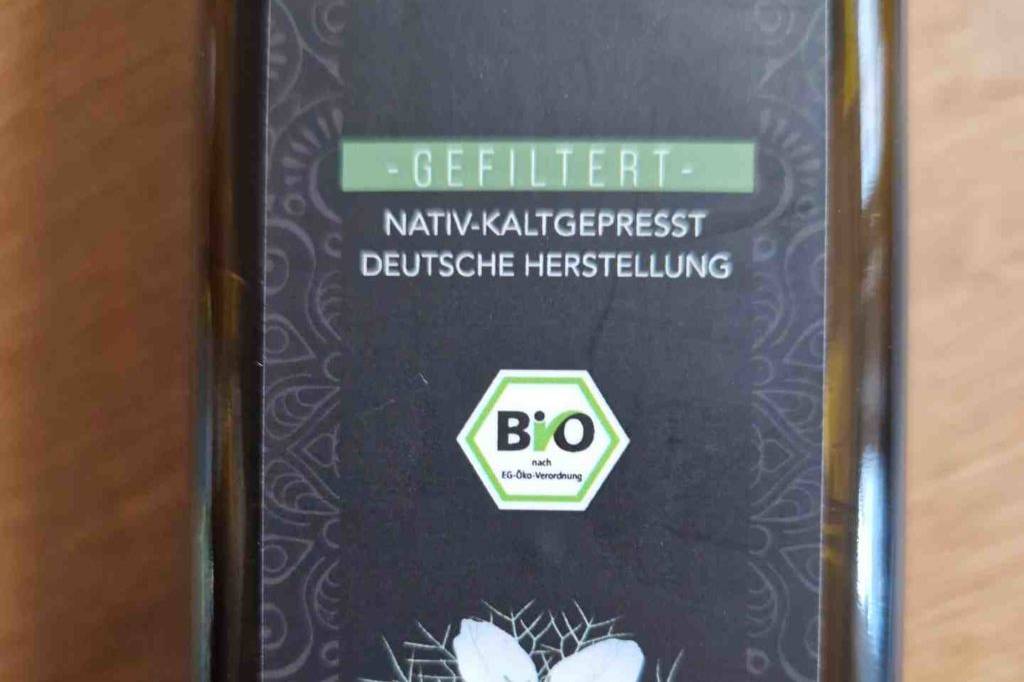 Eine Flasche getestetes Schwarzkümmelöl.