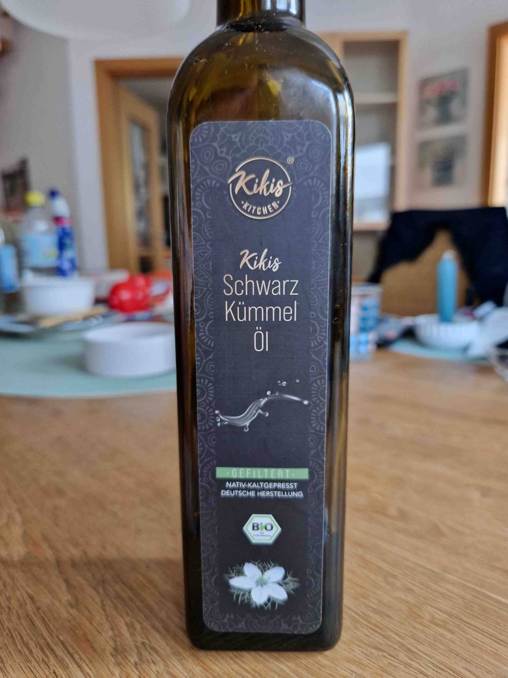Nahaufnahme des Labels einer Flasche des getesteten Schwarzkümmelöls auf einem Tisch.
