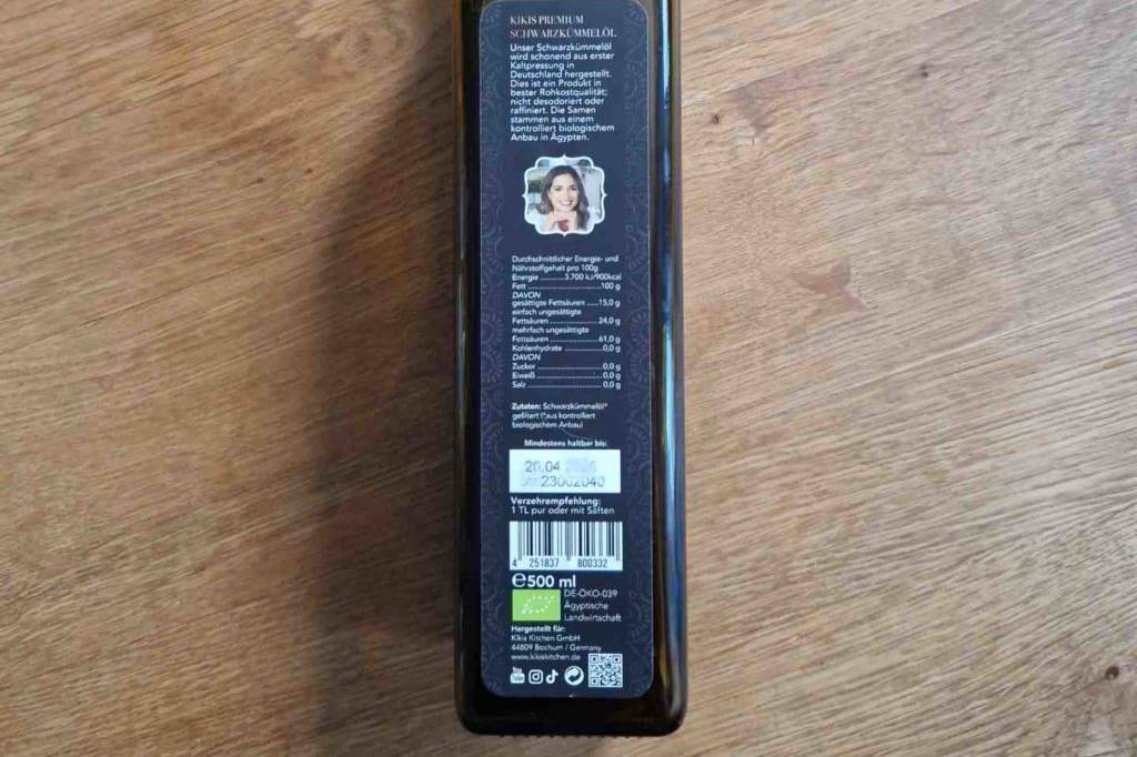 Schwarzkümmelöl im Test: Rückseite einer Glasflasche mit Nährwerten. 