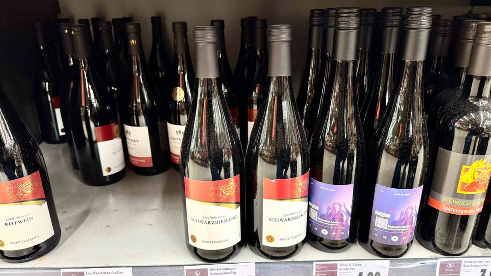 Mehrere Flaschen des Schwarzrieslings im Test in einem Verkaufsregal.