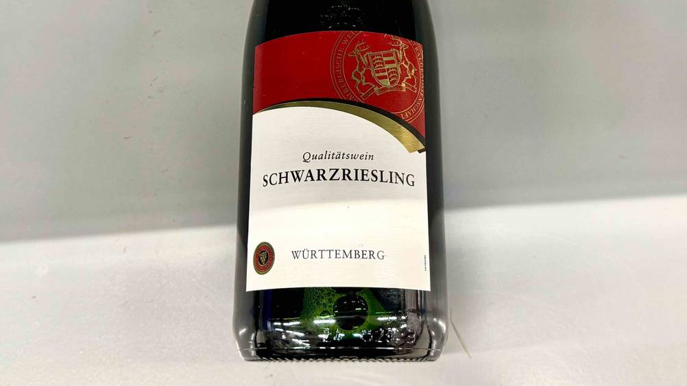 Schwarzriesling getestete: Nahaufnahme des Labels der Flasche mit Artikelbezeichnung.