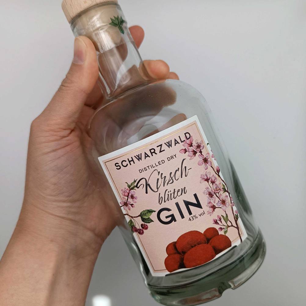 Schwarzwald-Gin wird in einer Hand gehalten.