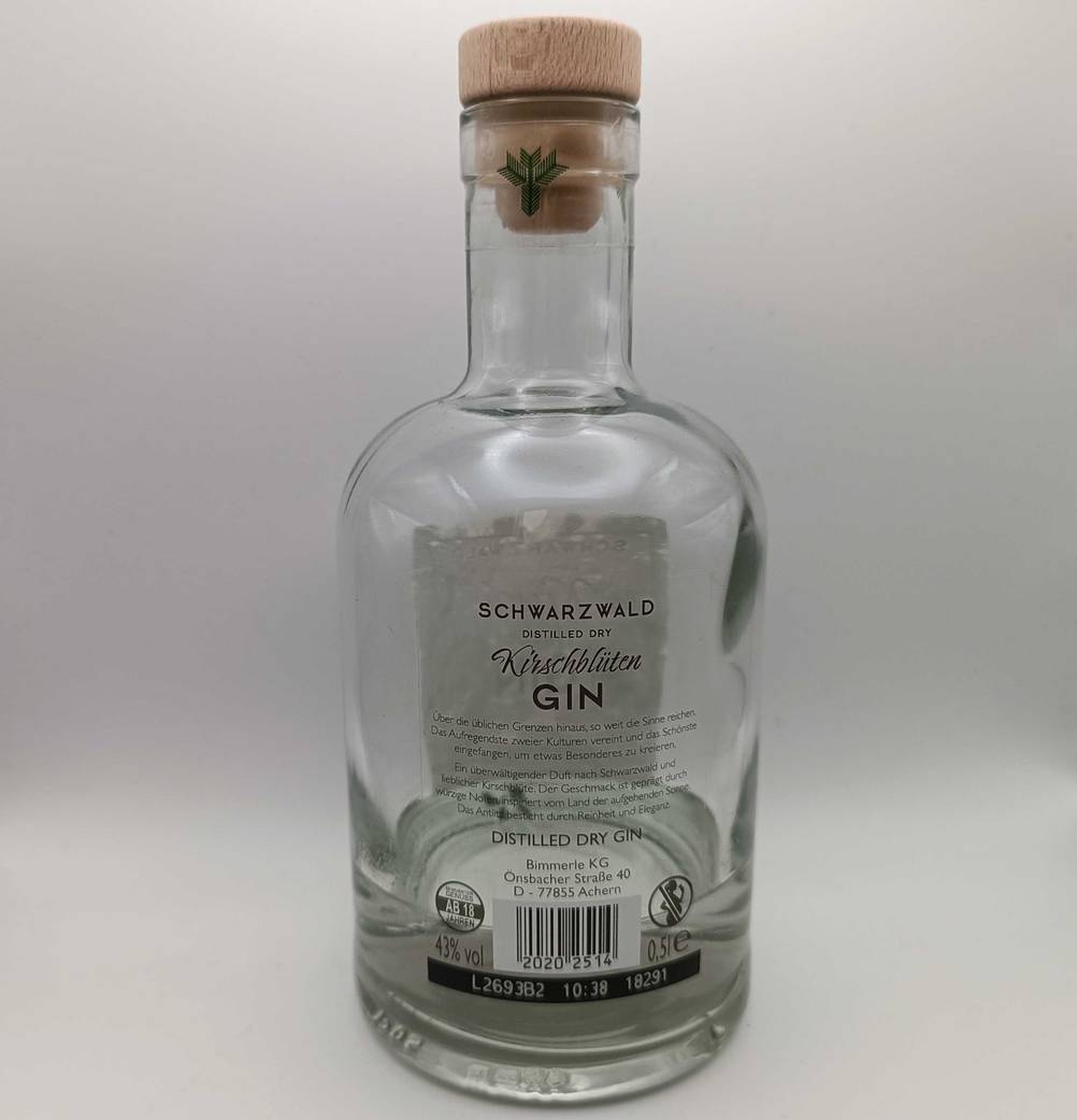 Im Test: Rückseite einer leeren Flasche Schwarzwald-Gin vor einer hellen Wand.