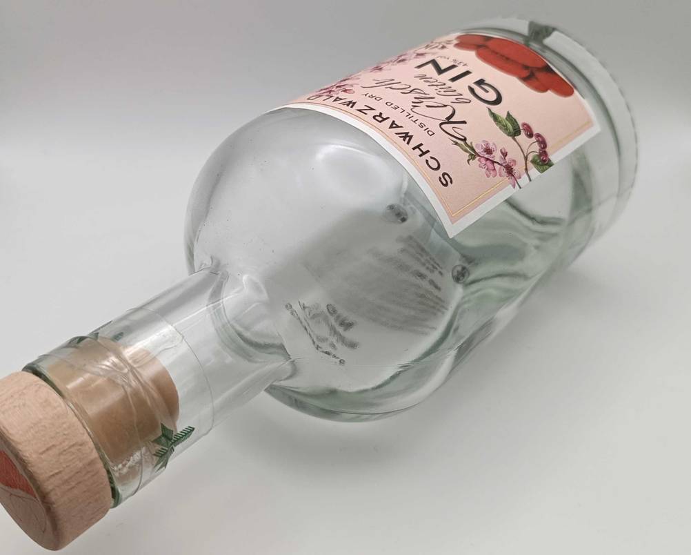 Schwarzwald-Gin getestet: Nahaufnahme des Flaschenhalses.