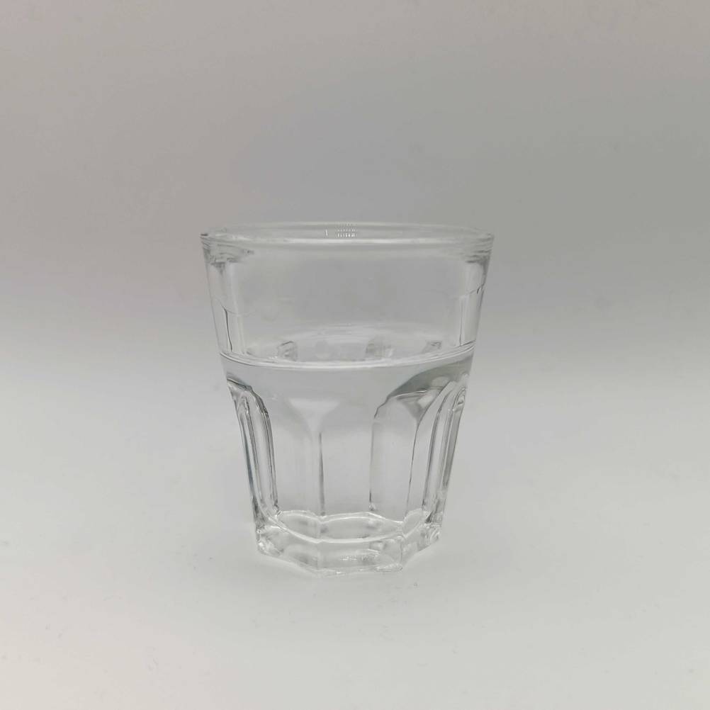 Ein Glas mit getestetem Schwarzwald-Gin auf einer hellen Fläche.