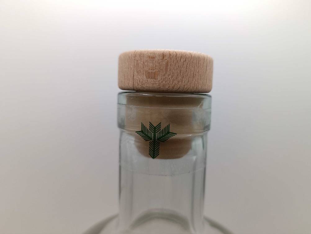Nahaufnahme des Holzverschlusses einer Flasche Schwarzwald-Gin im Test.
