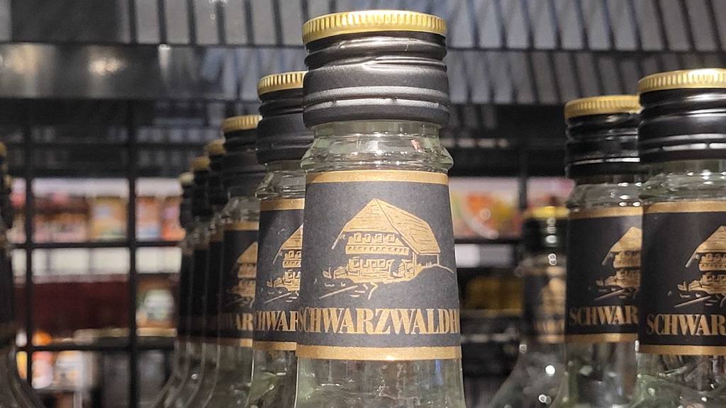 Detailansicht des Schraubverschlusses und der Banderole einer Flasche Kirschwasser im Test.