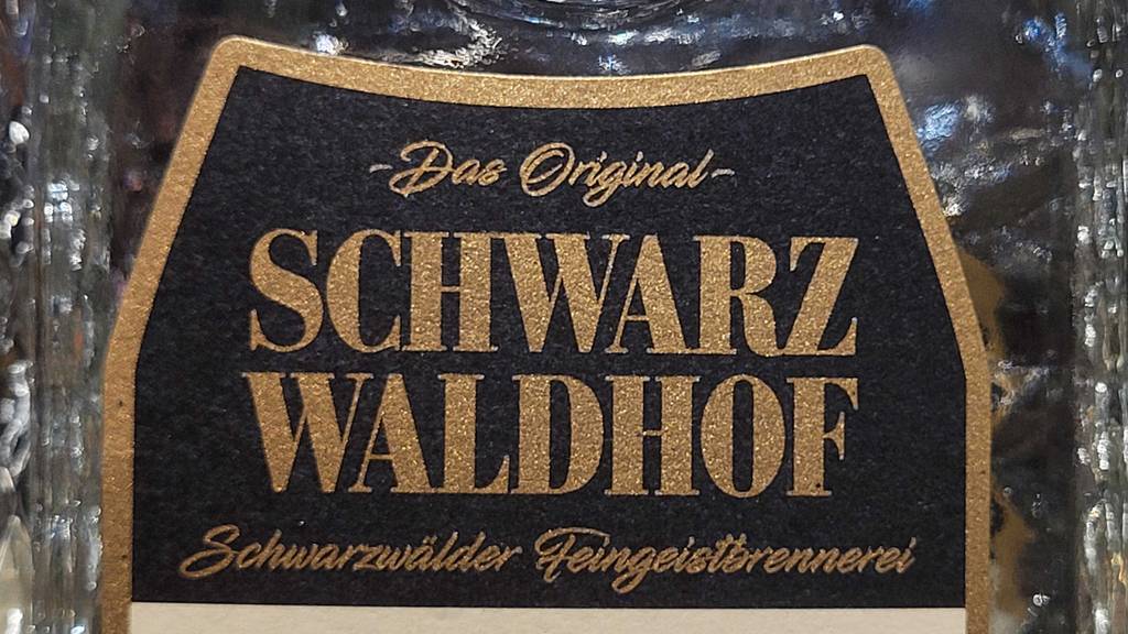 Detailansicht des Etiketts auf einer Flasche getestetes Kirschwasser.