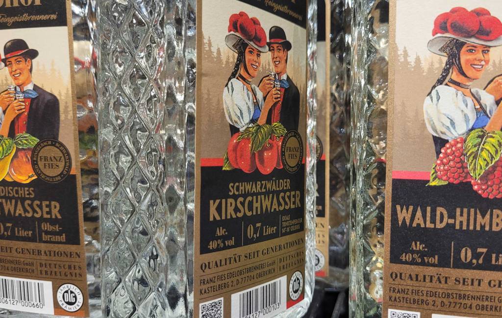 Im Test: Blick auf die kristallartige Verarbeitung einer Flasche Kirschwasser.