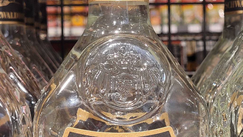 Kirschwasser im Test: Auf der Glasflasche ist ein Glassiegel des Hersteller mit eingearbeitet.