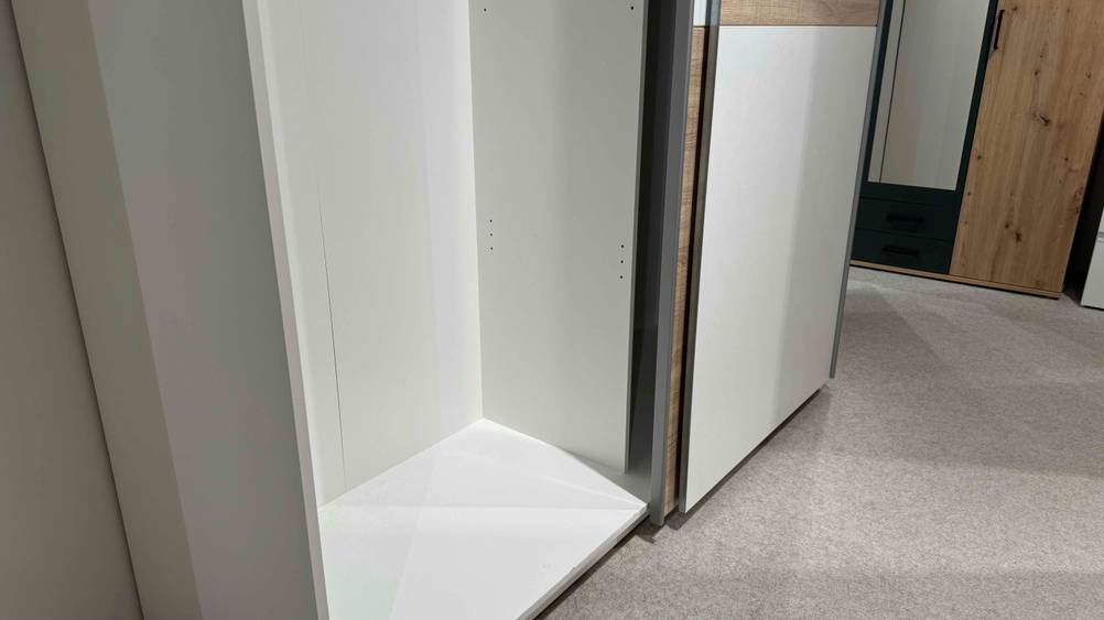 Getestet: Ein Schwebetürenschrank mit geöffneter Türe.