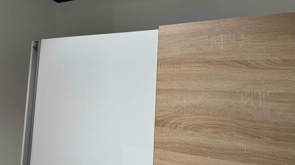 Schwebetürenschrank im Test: Nahaufnahme der ineinander geschobenen Türen.