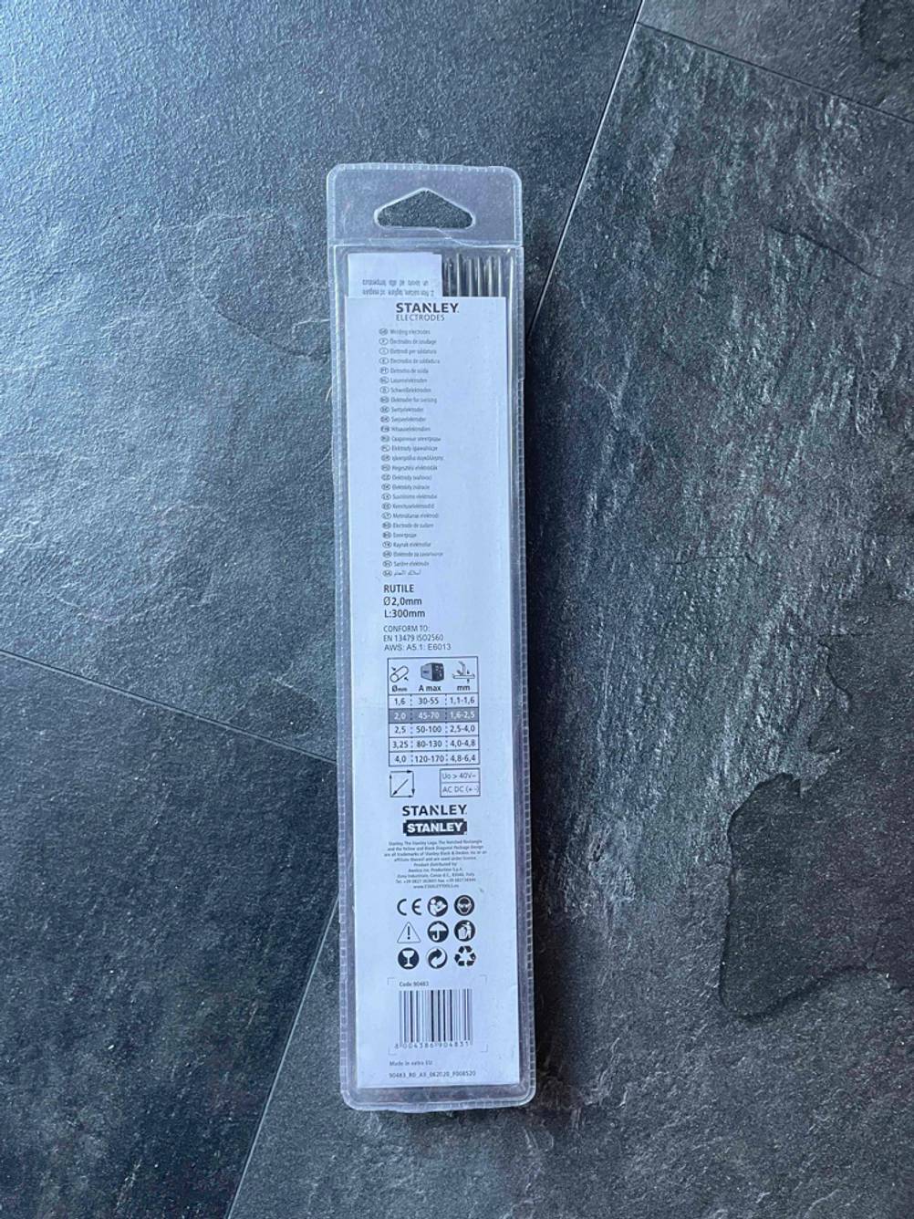 Im Test: Rückseite der Verpackung von Schweißelektroden auf einer dunklen Fläche.