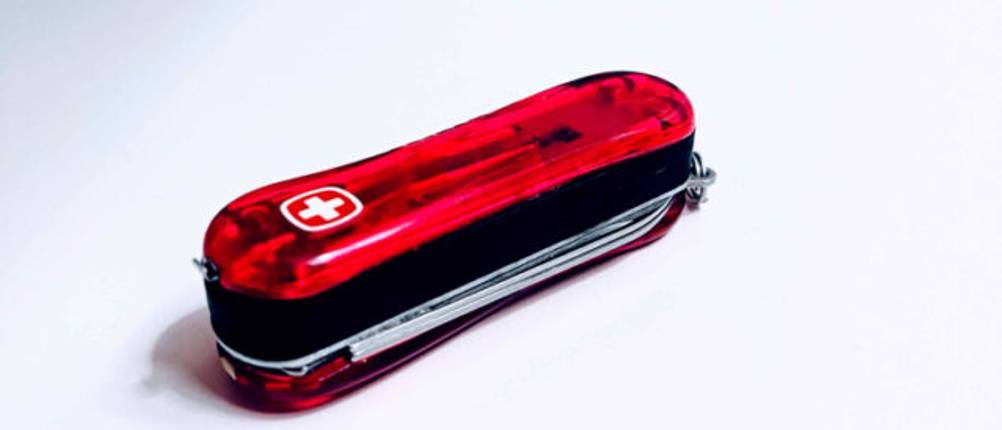 Ansicht von seitlich oben auf ein rotes Schweizer Kindertaschenmesser im Test.