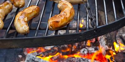 Grillen mit dem Schwenkgrill: ein authentisches Grillerlebnis