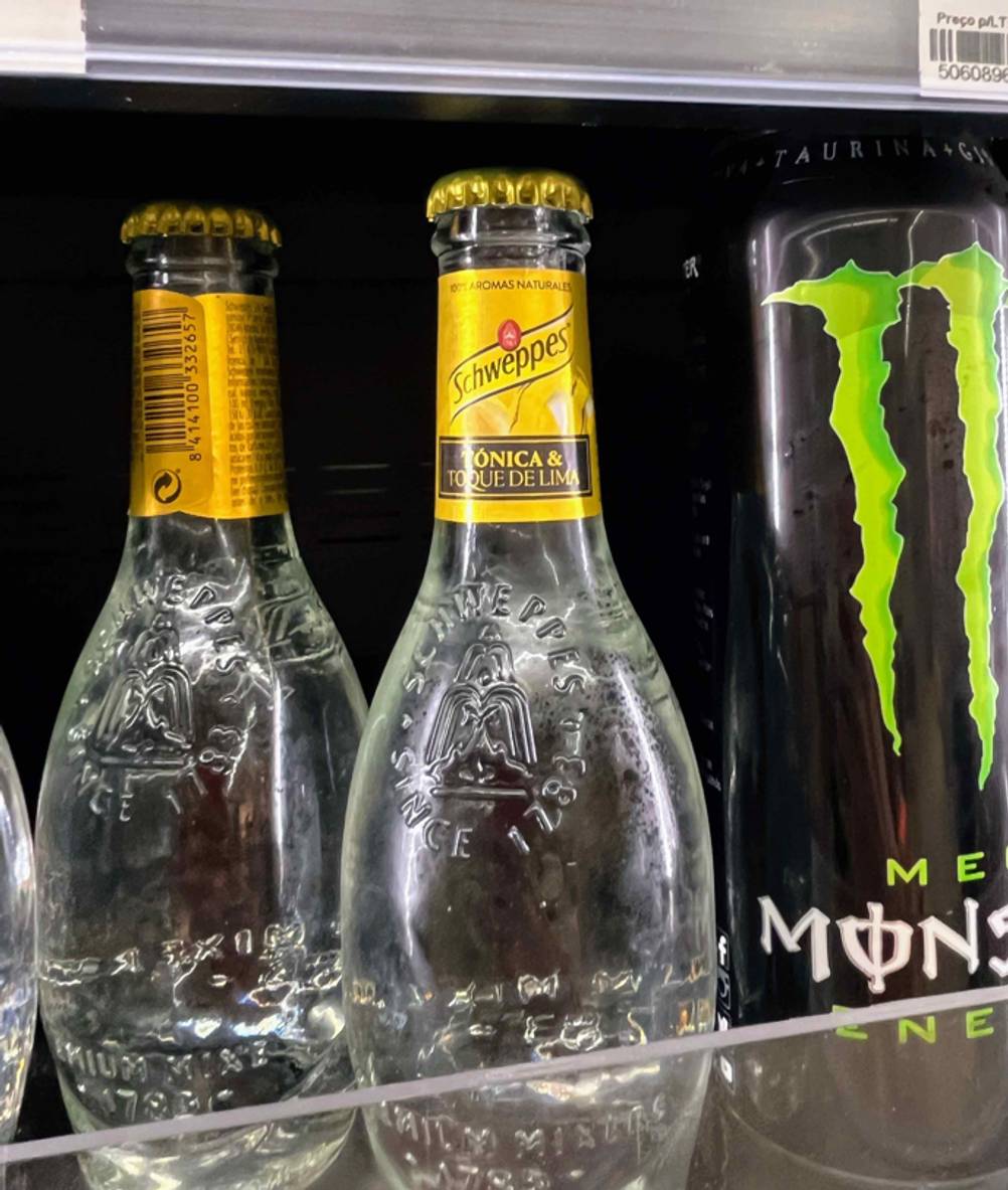 Mehrere Flaschen des getestetes Tonic Waters stehen in einem Regal.