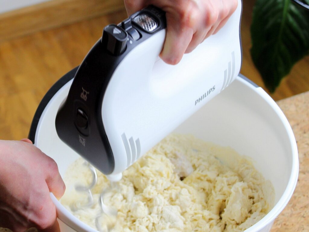 Handmixer-Test: Mit einem Handmixer wird Teig in einer Schüssel geknetet.