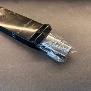 Die Schwertkrone-Muskatreibe wurde halb aus dem Karton gezogen