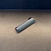 Die Schwertkrone-Muskatreibe liegt auf einer Arbeitsplatte