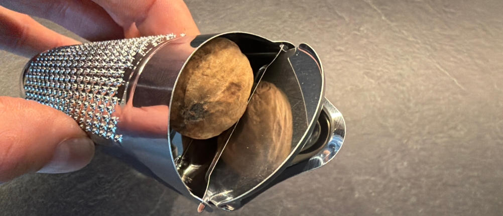 Eine Muskatnuss in der Schwertkrone-Muskatreibe