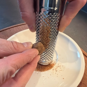 Mit der Schwertkrone-Muskatreibe wird eine Muskatnuss gerieben