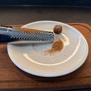 Muskatnuss liegt neben der Schwertkrone-Muskatreibe